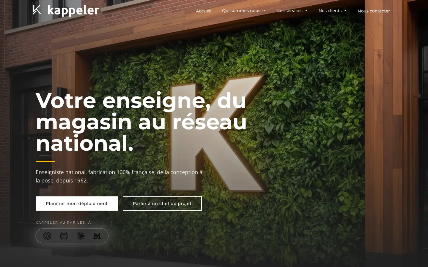 Page d'accueil du site Kappeler : enseigne lumineuse posée sur un mur végétal